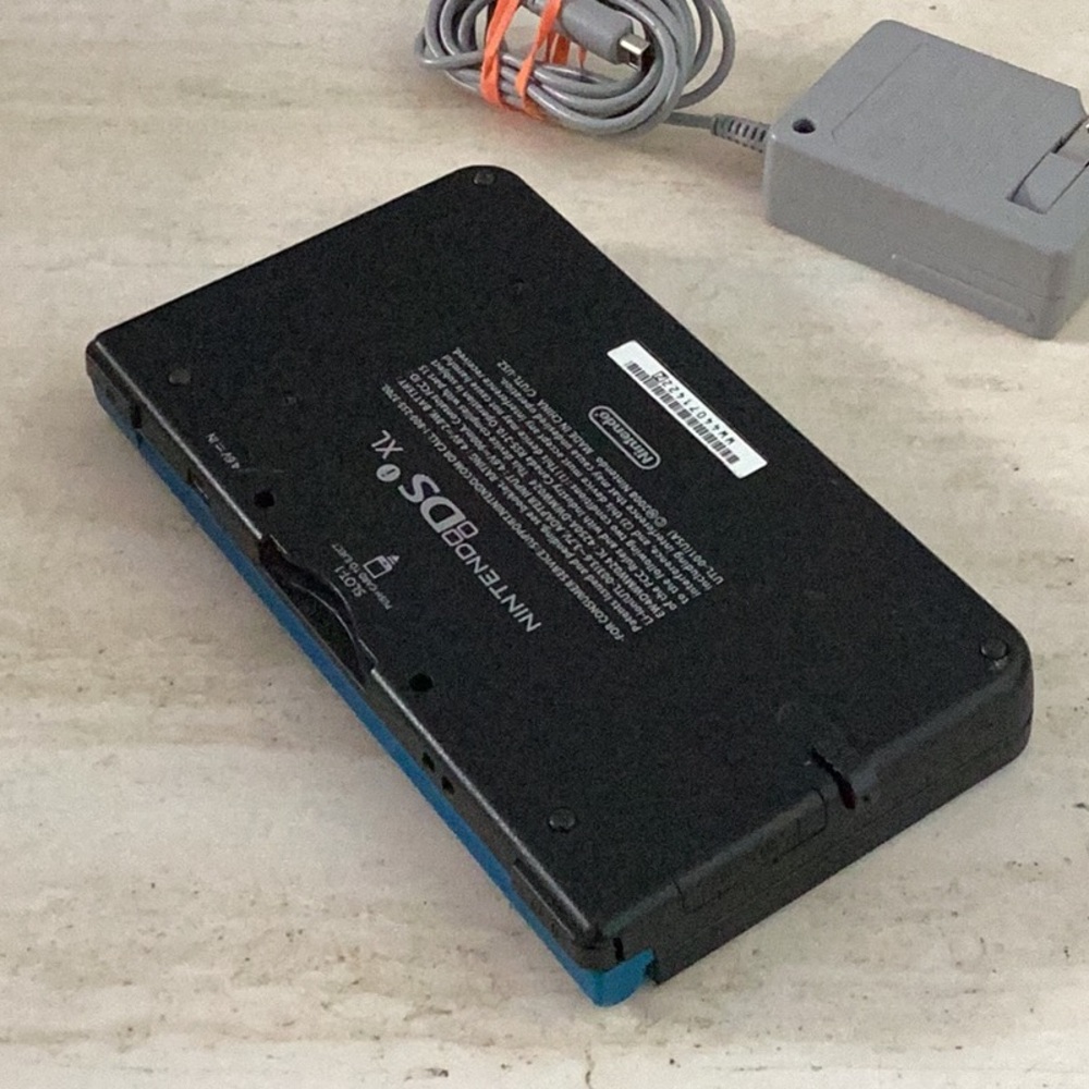 Nintendo DSi XL Console & Charger Handheld System Blue - Picture 13 of 15
